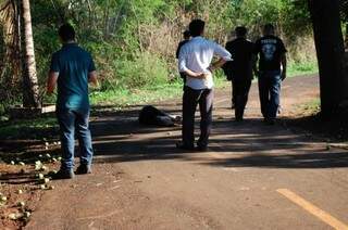 Mulher foi encontrada morta no início da manhã do dia 18, quinta-feira da semana passada. (Foto: Simão Nogueira)