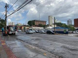 Rua molhada e céu nublado após chuva no Centro de Campo Grande nesta tarde (Foto: Direto das Ruas)
