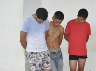 Rodrigo (à esquerda), Giovani (centro) e Gabriel foram presos por roubo de camionete na Capital. (Foto: Marcelo Calazans)