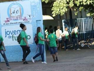 alunos chegando para as aulas na  Escola Estadual Amando de Oliveira. (Foto: Saul Schramm)