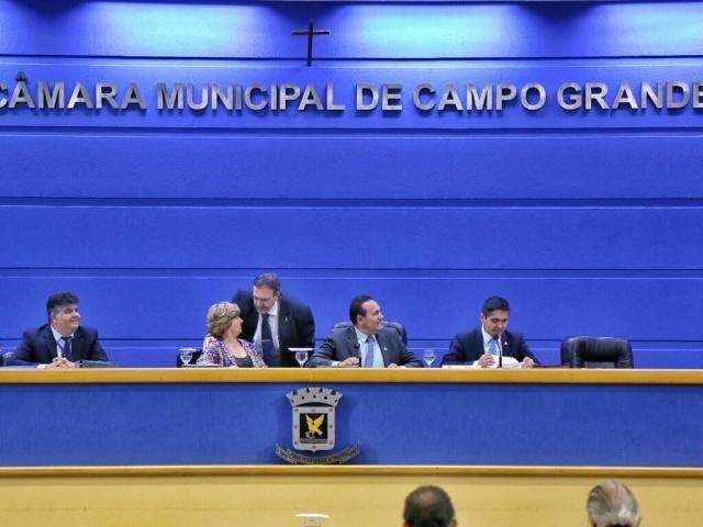 Bernal veta projeto que criaria creche municipal para idosos na Capital