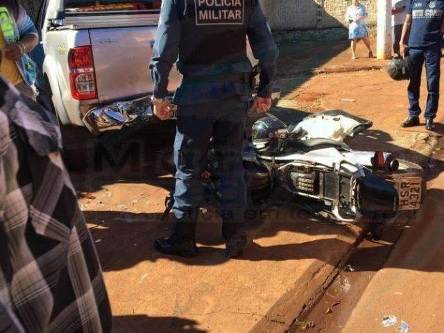 Motociclista atinge caminhonete durante manobra radical na rua