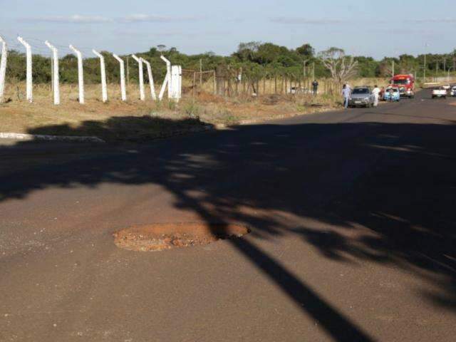 Carro capota 3 vezes ap&oacute;s motorista perder o controle ao desviar de buraco