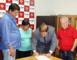 Prefeito de Campo Grande, Alcides Bernal, assina documento na sede da Fetems (Foto: Divulgação)