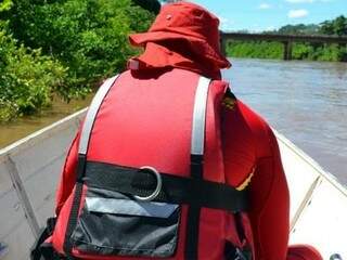 Bombeiros refor&ccedil;am equipes que buscam mulher que desapareceu no rio Miranda