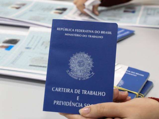 No setor privado estadual, 156 mil atuam sem carteira assinada 