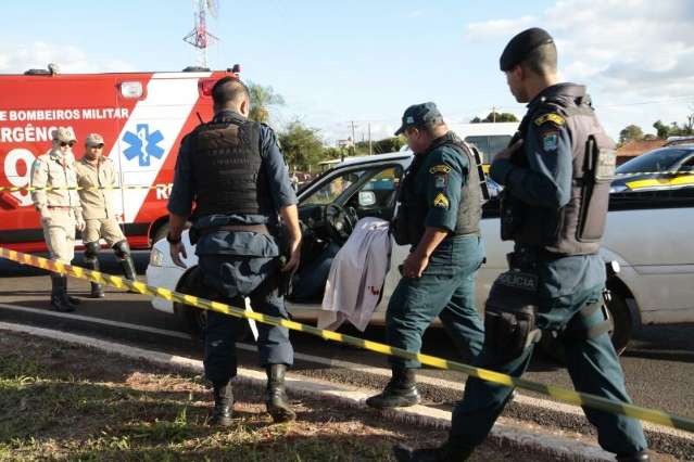 Identificado policial morto em assalto; PM cerca suspeito em favela
