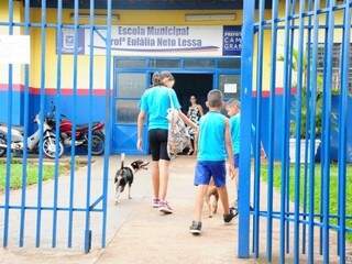 Alunos entrando na Escola Municipal Prof ª Eulália Neto Lessa  (Foto:Arquivo) 