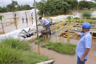 Rio Dourados subiu mais de seis metros, mas barreira de contenção impediu alagamento de estação (Foto: Eliel Oliveira)