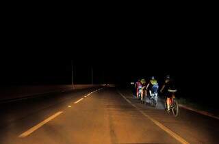 Ciclistas se aventuram em trecho sem iluminação da rodovia MS-156, entre Dourados e Itaporã (Foto: Eliel Oliveira)