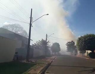 Fumaça e fuligem estão se espalhando pelo bairro. (Foto: Reprodução/vídeo)