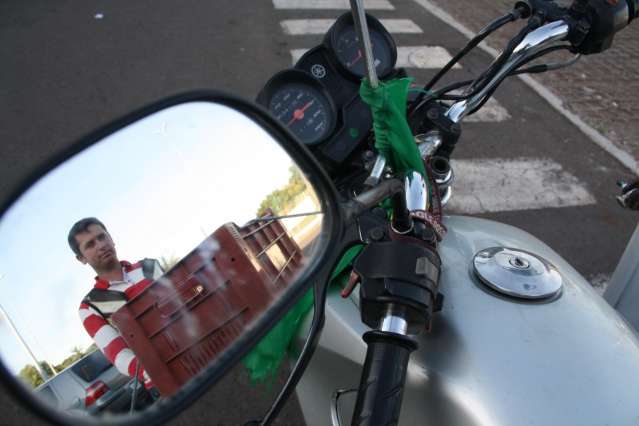 Ap&oacute;s anos de luta, motoentregador ganha adicional por fun&ccedil;&atilde;o de risco