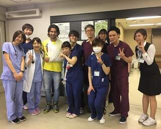 Mariano no hospital, com a equipe médica.
