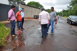 Sem cargo na prefeitura, Luiz Pedro ouve funcionário sobre como foi a operação tapa buraco (Foto: Moisés Palácio)