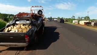 Um guincho foi necessário para retirada do veículo e da droga que pesou mais de uma tonelada. (Foto: PRF/ Divulgação)