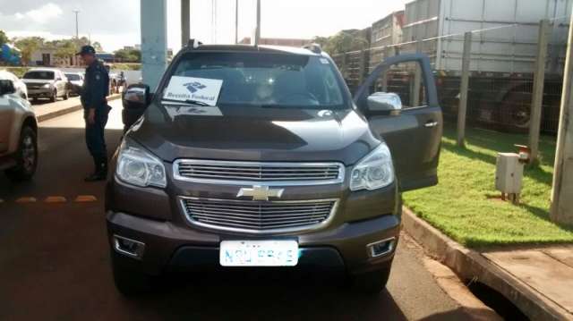 Assaltantes prendem fam&iacute;lia para atravessar fronteira com S-10 roubada