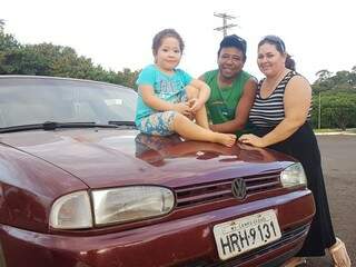 Antônio com sua família, incluindo o &quot;carro&quot;. &quot;Só usamos em caso de extrema necessidade&quot;. (Foto: Anahi Gurgel)