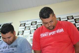Valdir (de vermelho) é acusado de fornecer drogas na região sul da Capital (Foto: Pedro Peralta)
