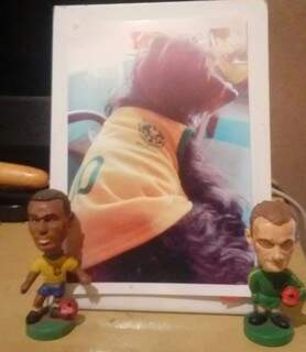 Foto de Byonce com camiseta do Brasil ficou de lembrança na escrivania de Aline. (Foto: Acervo pessoal) 