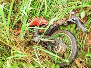 O corpo e parte da motocicleta foram parar em um matagal no acostamento. (Foto: Rodrigo Pazinato)