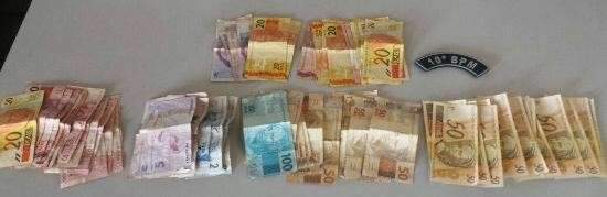 Pol&iacute;cia Militar apreende R$ 900 em notas falsas na Vila Nh&aacute;-Nha