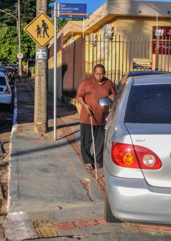 Estacionar sobre piso t&aacute;til vira rotina e complica vida de quem n&atilde;o enxerga