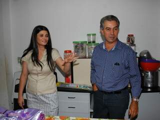 Apoiadores do projeto, vereadora professora Rose e deputado federal Reinaldo Azambuja visitam cozinha da sede.