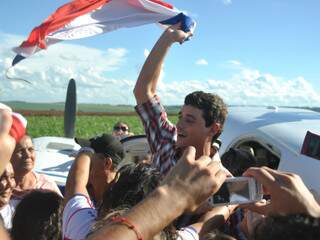 Filho da cidade fronteiriça, Fael ergue bandeira do Paraguai que recebeu de fãs. (Foto: Marlon Ganassin)