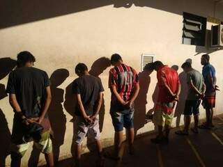 Jovens também encaminhados à delegacia pela guarda após serem flagrados com drogas. (Foto: Divulgação) 
