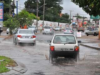 Chuva da tarde desta quarta-feira deixou ruas cheias de água, mas sem alagamentos. (Foto: João Garrigó)