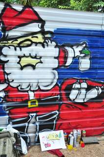 Papai Noel grafiteiro vai ganhando vida nos tapumes