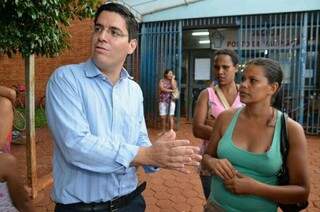 Victor Rocha explica para as mulheres porque houve tumulto. (Foto: Vanderlei Aparecido)