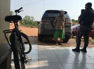Homem já tem passagem por furto e alegou que é avô das meninas. (Foto: TL Notícias/Divulgação)
