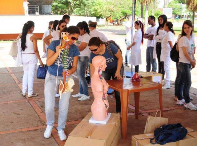 No centro, acad&ecirc;micos divulgam import&acirc;ncia da Fisioterapia para preven&ccedil;&atilde;o