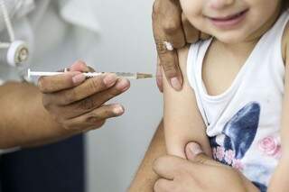 Vacinação de crianças entre seis meses e até dois anos incompletos é recomendada pela Secretaria de Saúde. (Foto: Arquivo)