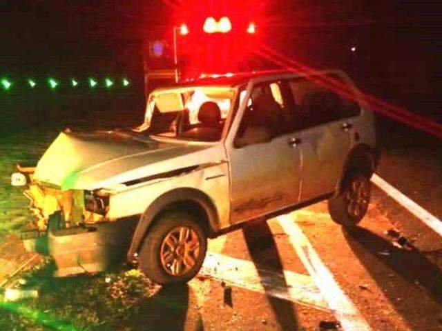 Condutor embriagado invade pista e colide Uno com caminh&atilde;o na BR-267