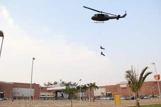 Os militares realizaram uma descida de rapel de um helicóptero (Foto: Marcos Ermínio)