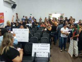 Servidores participaram da sessão da Câmara para cobrar uma posição da administração municipal (Foto: Aquidauana News)