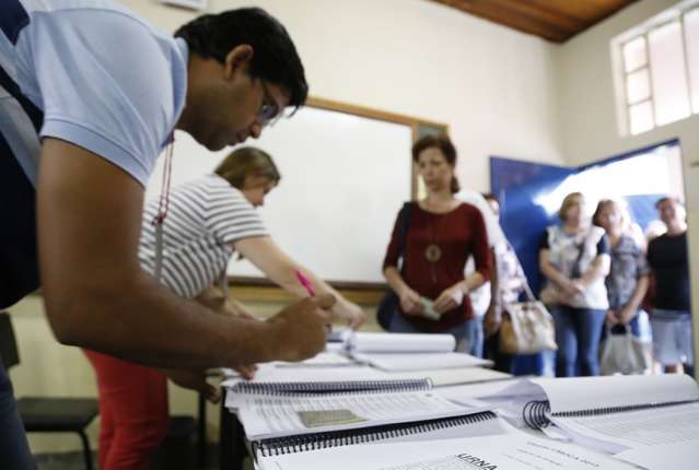 Elei&ccedil;&atilde;o de conselheiros tem filas longas e den&uacute;ncias de boca de urna 