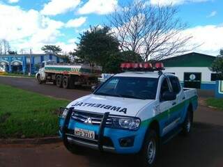 Viatura da PMA e, ao fundo, caminhão apreendido por transportar diesel irregularmente (Foto: Divulgação / PMA)