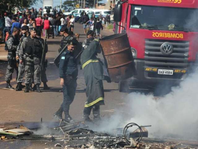 Concession&aacute;ria encontrou 250 &quot;gatos&quot; de energia no &#039;Morro do Mandela&quot;