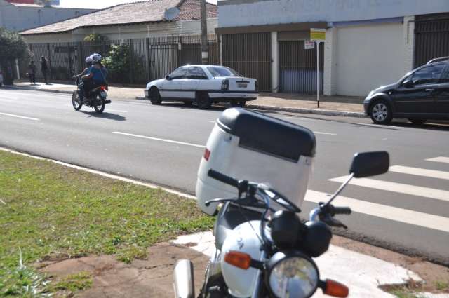 Motociclista fica ferida em colis&atilde;o de moto e carro na Afonso Pena
