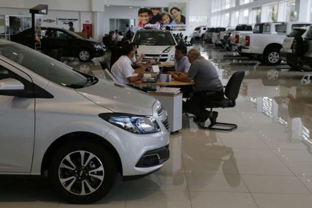 Sem mudar o ritmo, venda de ve&iacute;culos novos cai 20% em abril no Estado