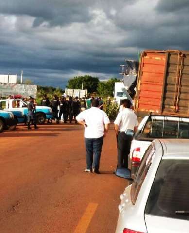 Estudantes bloqueiam BR-060 em protesto contra suspens&atilde;o do transporte escolar