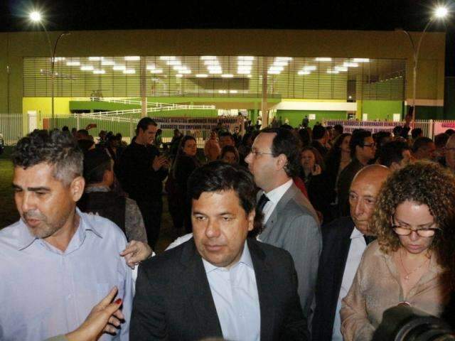 Chamado de &ldquo;fuj&atilde;o&rdquo; por manifestantes, ministro encerra agenda em escola