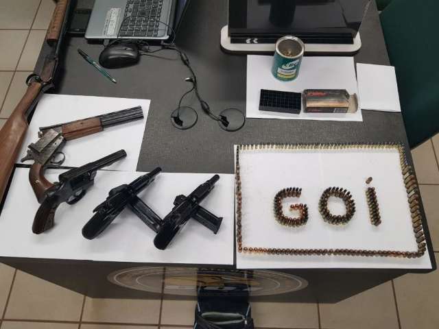 Casal &eacute; preso com cinco armas e 349 muni&ccedil;&otilde;es no Bairro Aero Rancho 