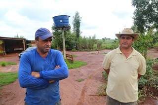 Moradores do assentamento Estrela, João Carlos (de azul) e Lourival afirmam que local está abandonado. (Foto: Fernando Antunes)