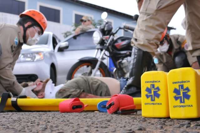 Em colis&atilde;o na Manoel da Costa Lima, moto e condutor param embaixo de carro