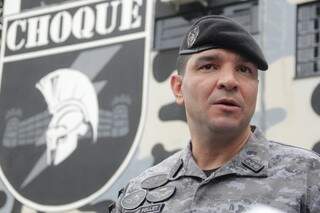 Sub-comandante do Batalhão de Choque, major Marcus Pollet, em entrevista coletiva à imprensa na manhã de hoje(14). (Foto: Marcos Ermínio)
