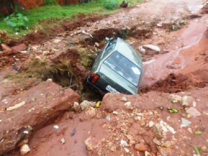  Carro cai em buraco durante chuva forte em Nova Andradina